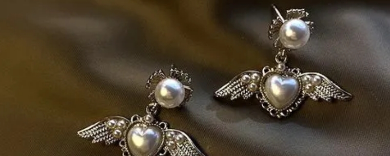 用复古珍珠饰品来提升气质和时髦感
